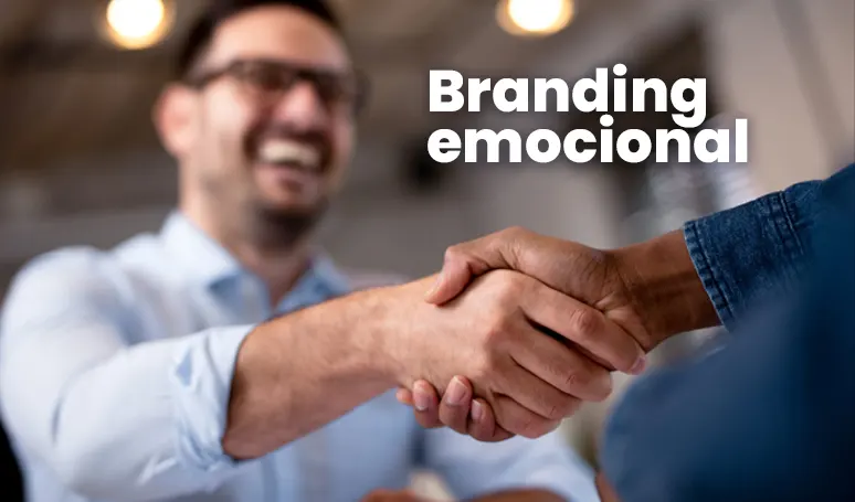 branding emocional dois homens apertando a mão após uma venda